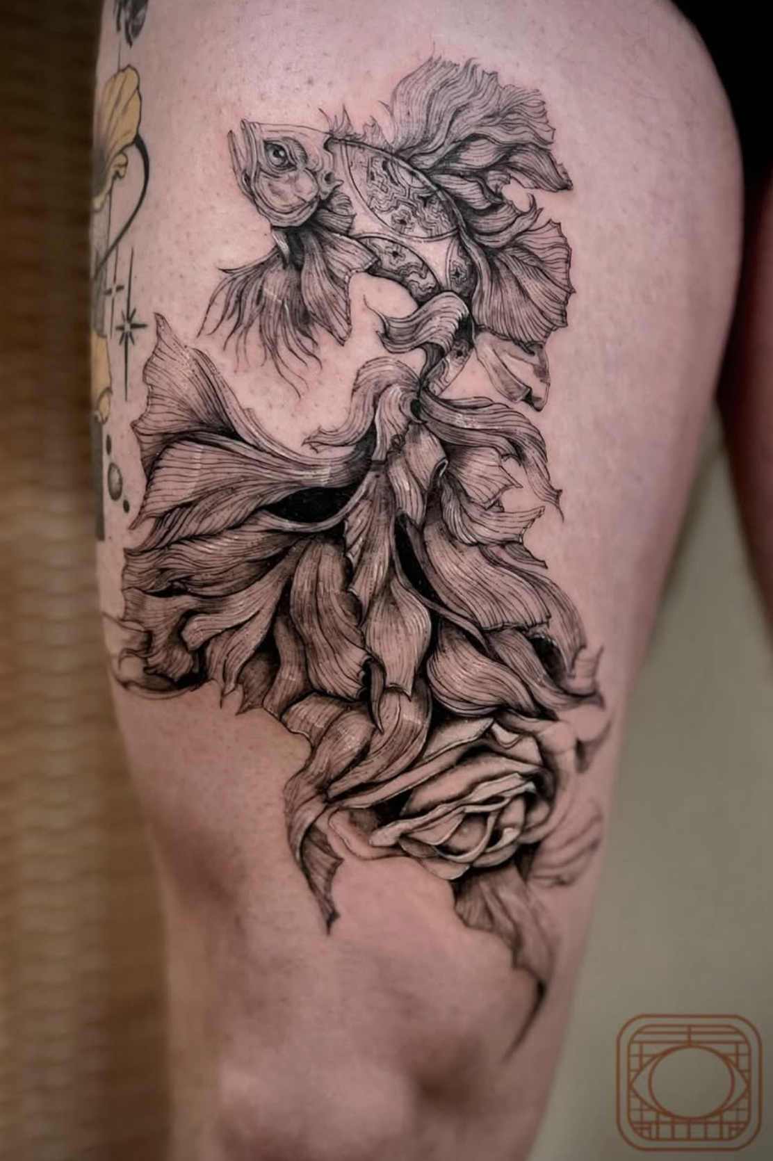 rose black and gray style tattoo by Mariel Bayona