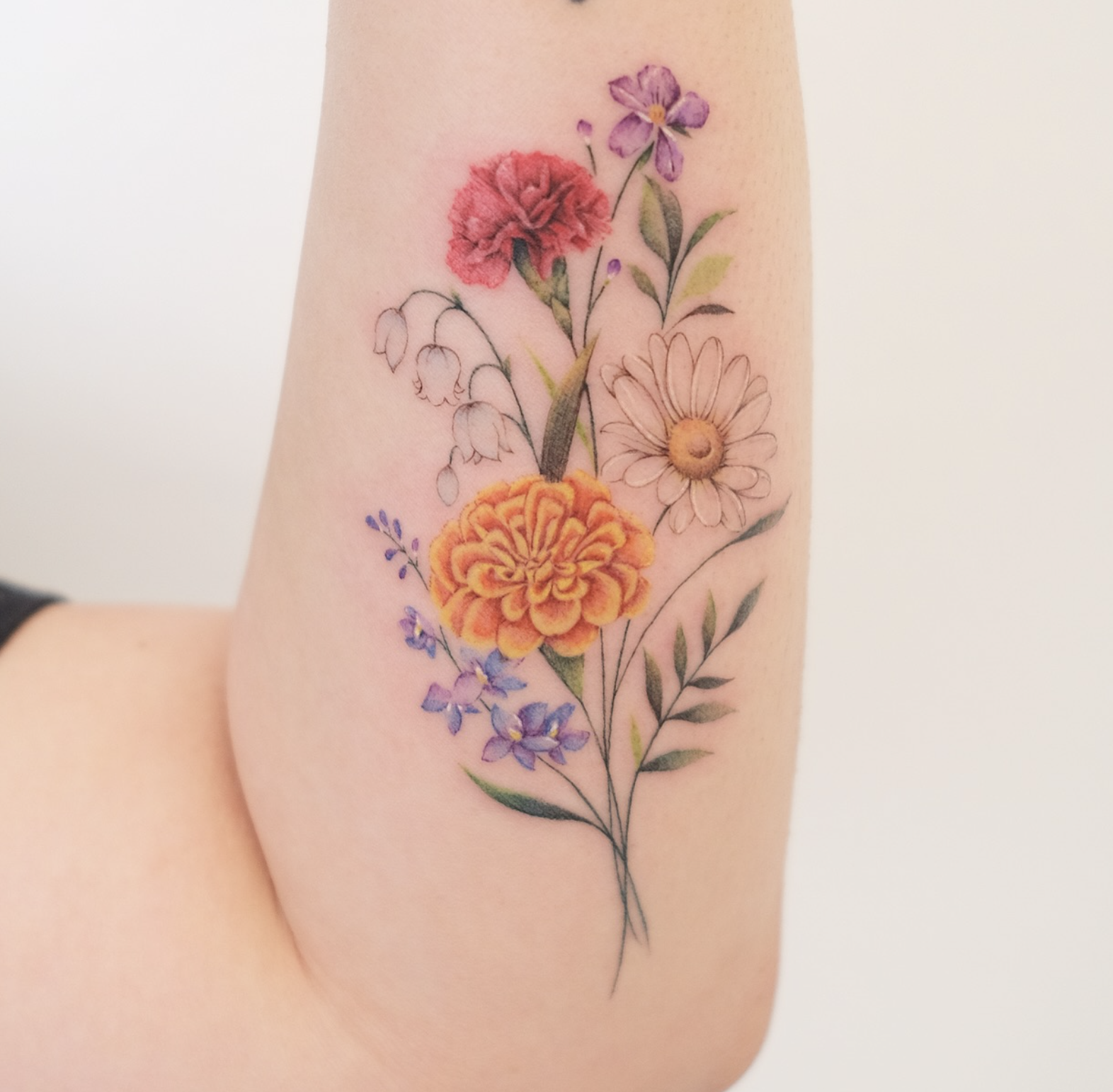 flower and daisy realistic style tattoo by Tina Choi